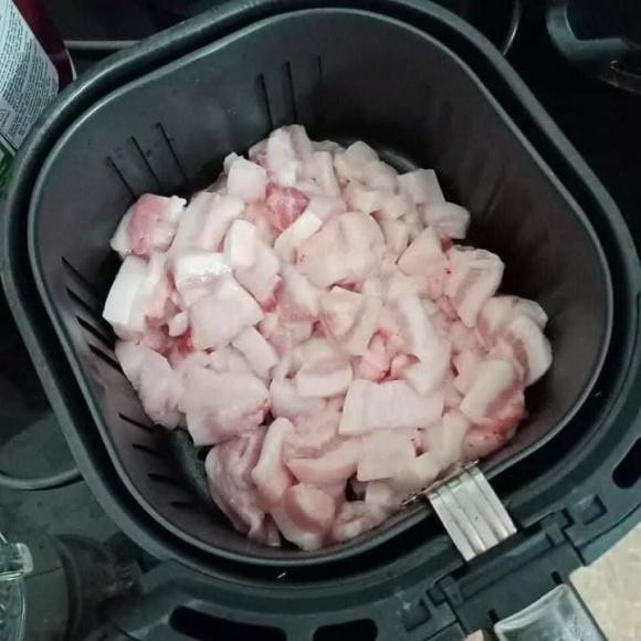 Nồi chiên không dầu đầy cặn bẩn, dùng cách này làm sạch bóng Noi chien khong dau day can ban, dung cach nay lam sach bong