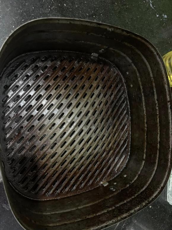 Nồi chiên không dầu đầy cặn bẩn, dùng cách này làm sạch bóng - Hình 2 Noi chien khong dau day can ban, dung cach nay lam sach bong-Hinh-2