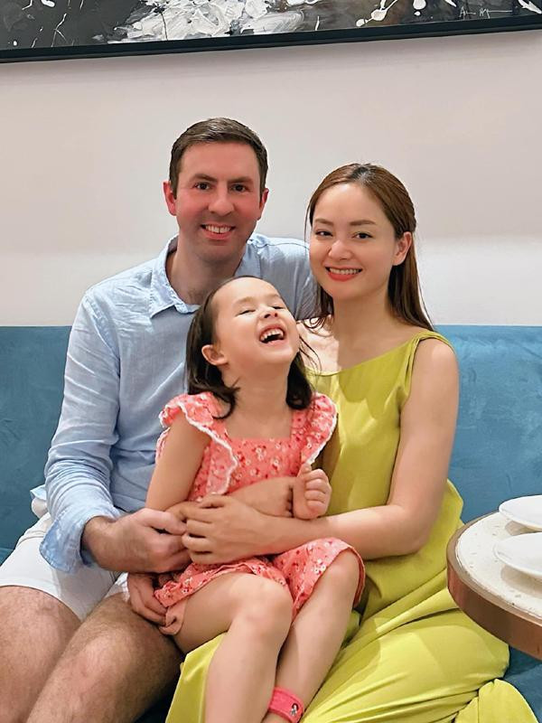Mẹ chồng Tây của Lan Phương: Hiền lành, giúp con dâu từ việc rửa bát - Hình 6 Me chong Tay cua Lan Phuong: Hien lanh, giup con dau tu viec rua bat-Hinh-6