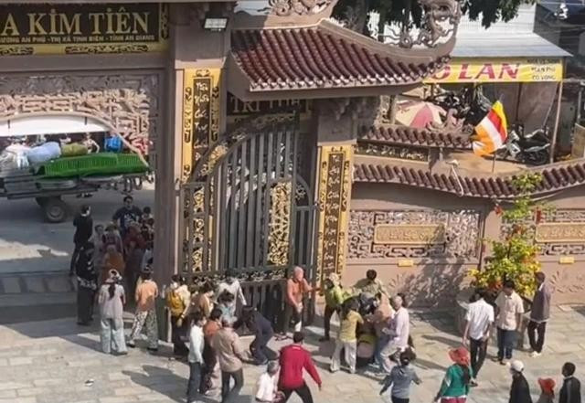 50 đối tượng khống chế, cướp giật tài sản của người đi chùa 50 doi tuong khong che, cuop giat tai san cua nguoi di chua