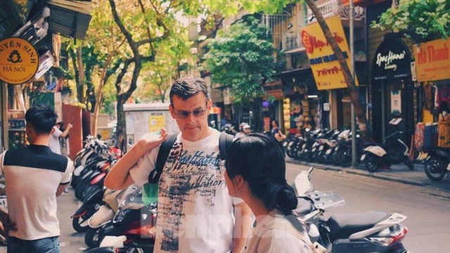 Bạn trẻ làm hướng dẫn viên miễn phí, đưa khách Tây ăn bún chả, lang thang phố cổ Hà Nội - Hình 4 Ban tre lam huong dan vien mien phi, dua khach Tay an bun cha, lang thang pho co Ha Noi-Hinh-4