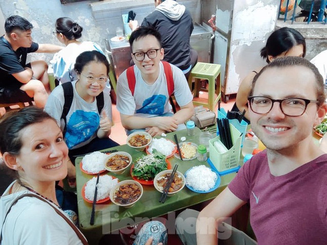 Bạn trẻ làm hướng dẫn viên miễn phí, đưa khách Tây ăn bún chả, lang thang phố cổ Hà Nội - Hình 3 Ban tre lam huong dan vien mien phi, dua khach Tay an bun cha, lang thang pho co Ha Noi-Hinh-3