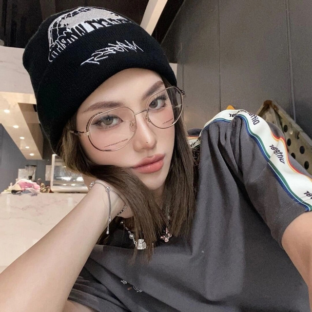Trương Gia Hân và những nữ nghệ sĩ kinh doanh tình dục online - Hình 3 Truong Gia Han va nhung nu nghe si kinh doanh tinh duc online-Hinh-3