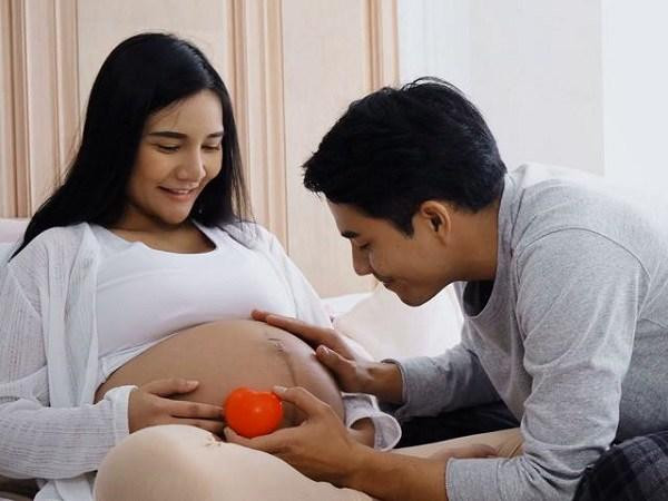 Xuống bếp tìm đồ ăn, tôi sững sờ thấy cảnh mẹ chồng ở nhà tắm Xuong bep tim do an, toi sung so thay canh me chong o nha tam