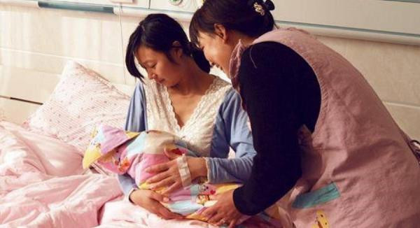 Xuống bếp tìm đồ ăn, tôi sững sờ thấy cảnh mẹ chồng ở nhà tắm - Hình 3 Xuong bep tim do an, toi sung so thay canh me chong o nha tam-Hinh-3