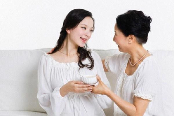 Xuống bếp tìm đồ ăn, tôi sững sờ thấy cảnh mẹ chồng ở nhà tắm - Hình 2 Xuong bep tim do an, toi sung so thay canh me chong o nha tam-Hinh-2
