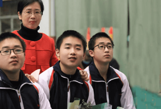 Anh em sinh ba đậu vào đại học danh tiếng nhất TQ và cách dạy con của người mẹ - Hình 2 Anh em sinh ba dau vao dai hoc danh tieng nhat TQ va cach day con cua nguoi me-Hinh-2