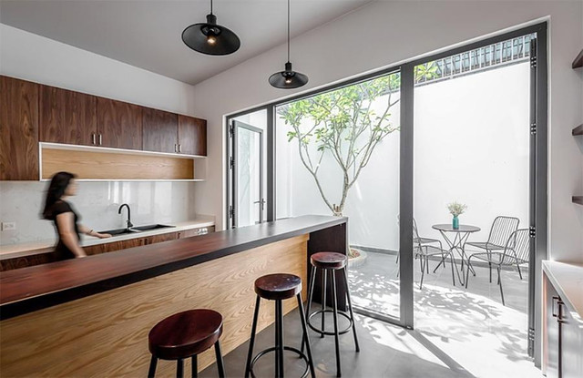 Thiết kế nhà ống có giếng trời đẹp hút ánh sáng mặt trời - Hình 7 Thiet ke nha ong co gieng troi dep hut anh sang mat troi-Hinh-7