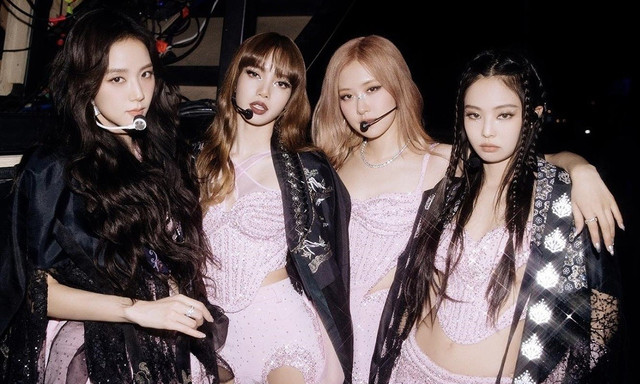 Lisa cởi đồ kéo tụt danh tiếng của nhóm BlackPink Lisa coi do keo tut danh tieng cua nhom BlackPink