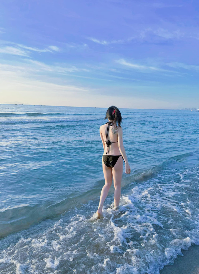 Loạt ảnh bikini gợi cảm của hot girl đội tuyển nữ Việt Nam - Hình 2 Loat anh bikini goi cam cua hot girl doi tuyen nu Viet Nam-Hinh-2