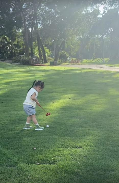 3 tuổi, con gái Đàm Thu Trang - Cường Đô La đã được ra sân golf 3 tuoi, con gai Dam Thu Trang - Cuong Do La da duoc ra san golf