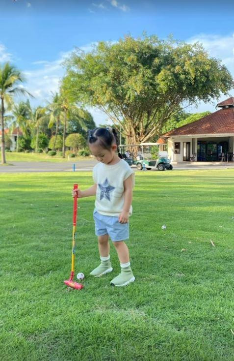 3 tuổi, con gái Đàm Thu Trang - Cường Đô La đã được ra sân golf - Hình 2 3 tuoi, con gai Dam Thu Trang - Cuong Do La da duoc ra san golf-Hinh-2