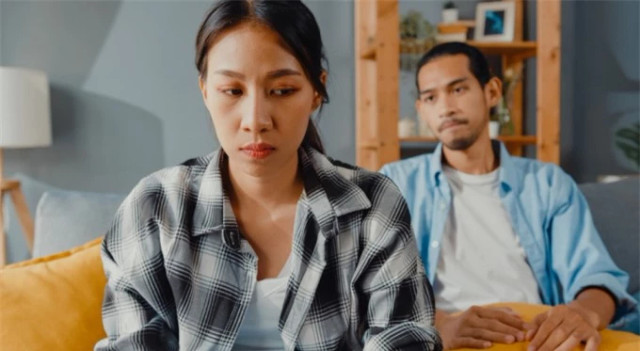 Bố đi chơi về khuya, con gái nói 1 câu, tôi ứa nước mắt Bo di choi ve khuya, con gai noi 1 cau, toi ua nuoc mat