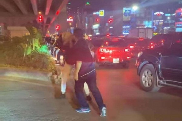 Khởi tố tài xế đánh người vì bị nhắc dừng xe quá lâu ở Hà Nội - Hình 2 Khoi to tai xe danh nguoi vi bi nhac dung xe qua lau o Ha Noi-Hinh-2