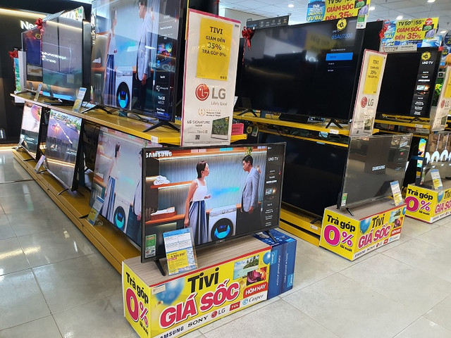 Loạt tivi giảm giá lên đến hơn 80%, vì sao khách vẫn đắn đo? - Hình 4 Loat tivi giam gia len den hon 80%, vi sao khach van dan do?-Hinh-4