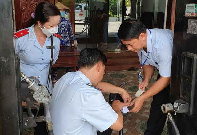 Khó như đi mua xăng: 2km 3 cửa hàng đóng cửa - Hình 2 Kho nhu di mua xang: 2km 3 cua hang dong cua-Hinh-2