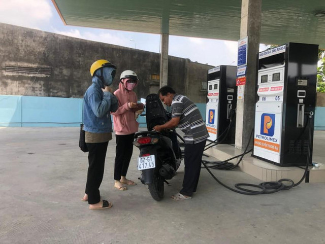 Một ngày lỗ 5 triệu, cửa hàng xăng dầu kêu cứu - Hình 4 Mot ngay lo 5 trieu, cua hang xang dau keu cuu-Hinh-4