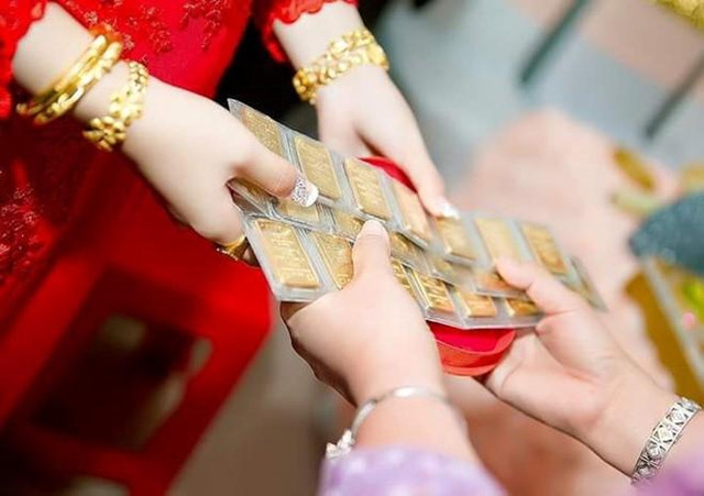 Ngày cưới, mẹ chồng tặng hồi môn cho con dâu 5 cây vàng... giả - Hình 2 Ngay cuoi, me chong tang hoi mon cho con dau 5 cay vang... gia-Hinh-2