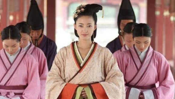 Trước khi vào cung thời cổ đại, cung nữ phải tẩy uế thân thể Truoc khi vao cung thoi co dai, cung nu phai tay ue than the