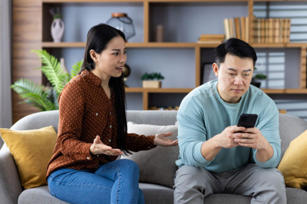 Lương của vợ cả năm bằng lương chồng một tháng, ai nên giữ tiền? Luong cua vo ca nam bang luong chong mot thang, ai nen giu tien?