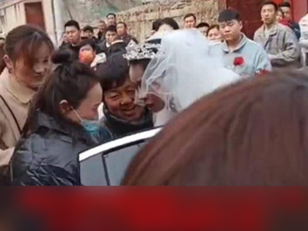Cô dâu ngồi lì trên xe hoa vì 240 triệu khiến bố chú rể bật khóc Co dau ngoi li tren xe hoa vi 240 trieu khien bo chu re bat khoc