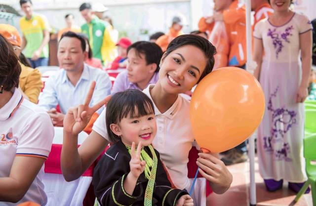 Hé lộ lý do fan năn nỉ, H'Hen Niê vẫn từ chối ký tên - Hình 9 He lo ly do fan nan ni, H'Hen Nie van tu choi ky ten-Hinh-9