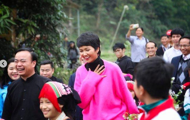 Hé lộ lý do fan năn nỉ, H'Hen Niê vẫn từ chối ký tên - Hình 8 He lo ly do fan nan ni, H'Hen Nie van tu choi ky ten-Hinh-8