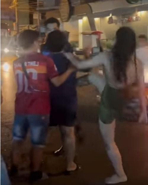 Cư xử thô lỗ với cô gái, ai ngờ gặp trúng nữ VĐV đấm bốc chuyên nghiệp - Hình 3 Cu xu tho lo voi co gai, ai ngo gap trung nu VDV dam boc chuyen nghiep-Hinh-3