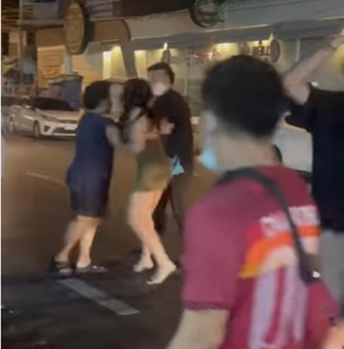 Cư xử thô lỗ với cô gái, ai ngờ gặp trúng nữ VĐV đấm bốc chuyên nghiệp - Hình 2 Cu xu tho lo voi co gai, ai ngo gap trung nu VDV dam boc chuyen nghiep-Hinh-2