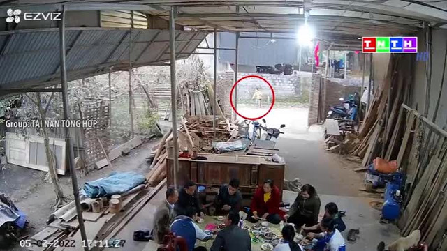 Video: Bức tường bất ngờ đổ sập, đè trúng lên người bé gái Video: Buc tuong bat ngo do sap, de trung len nguoi be gai