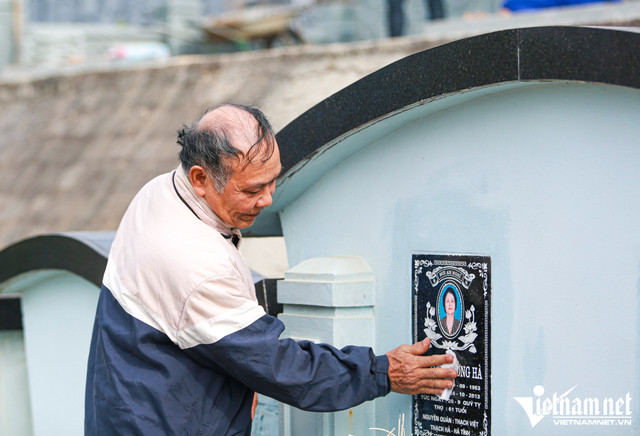 Tảo mộ ngày cận Tết, xúc động chồng chơi đàn tưởng nhớ vợ - Hình 6 Tao mo ngay can Tet, xuc dong chong choi dan tuong nho vo-Hinh-6