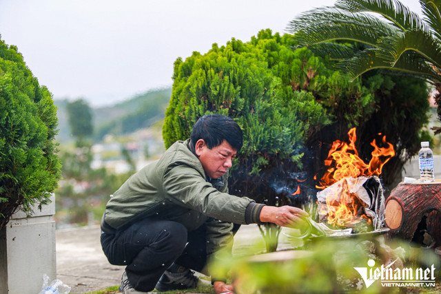 Tảo mộ ngày cận Tết, xúc động chồng chơi đàn tưởng nhớ vợ - Hình 4 Tao mo ngay can Tet, xuc dong chong choi dan tuong nho vo-Hinh-4
