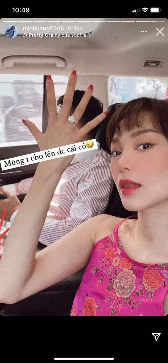 Mùng 1 Tết, Minh Hằng khoe nhẫn kim cương khủng cùng người đàn ông giấu mặt Mung 1 Tet, Minh Hang khoe nhan kim cuong khung cung nguoi dan ong giau mat