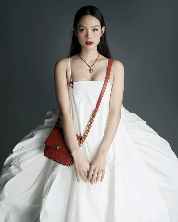 Mùng 1 Tết, Minh Hằng khoe nhẫn kim cương khủng cùng người đàn ông giấu mặt - Hình 2 Mung 1 Tet, Minh Hang khoe nhan kim cuong khung cung nguoi dan ong giau mat-Hinh-2