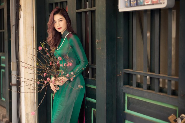 Hoa khôi Đại học Quốc gia Hà Nội duyên dáng trong tà áo dài xuống phố - Hình 8 Hoa khoi Dai hoc Quoc gia Ha Noi duyen dang trong ta ao dai xuong pho-Hinh-8
