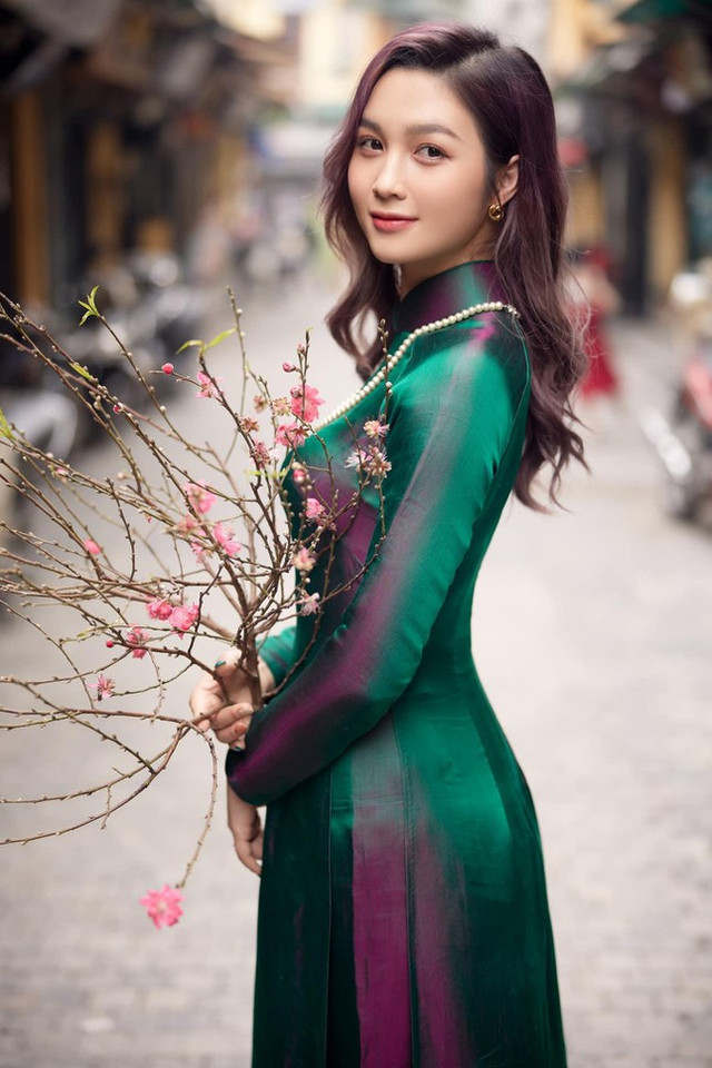 Hoa khôi Đại học Quốc gia Hà Nội duyên dáng trong tà áo dài xuống phố - Hình 3 Hoa khoi Dai hoc Quoc gia Ha Noi duyen dang trong ta ao dai xuong pho-Hinh-3