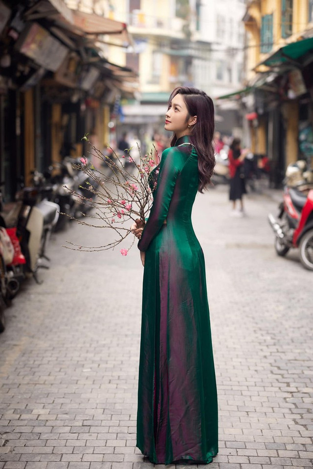 Hoa khôi Đại học Quốc gia Hà Nội duyên dáng trong tà áo dài xuống phố - Hình 2 Hoa khoi Dai hoc Quoc gia Ha Noi duyen dang trong ta ao dai xuong pho-Hinh-2