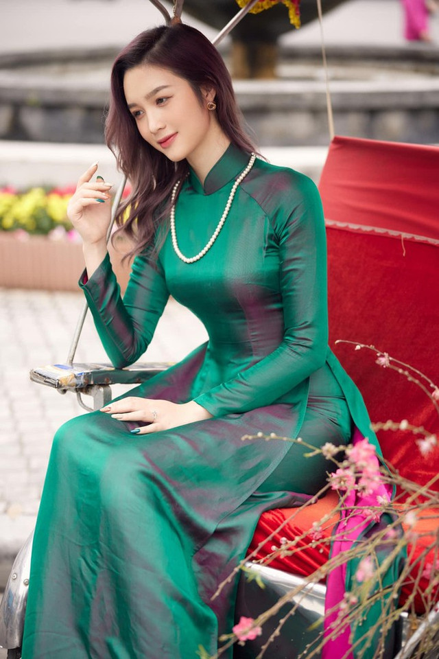 Hoa khôi Đại học Quốc gia Hà Nội duyên dáng trong tà áo dài xuống phố - Hình 12 Hoa khoi Dai hoc Quoc gia Ha Noi duyen dang trong ta ao dai xuong pho-Hinh-12