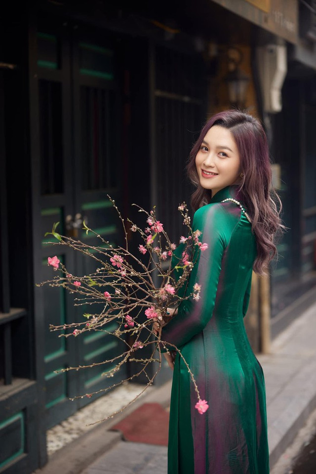 Hoa khôi Đại học Quốc gia Hà Nội duyên dáng trong tà áo dài xuống phố - Hình 6 Hoa khoi Dai hoc Quoc gia Ha Noi duyen dang trong ta ao dai xuong pho-Hinh-6