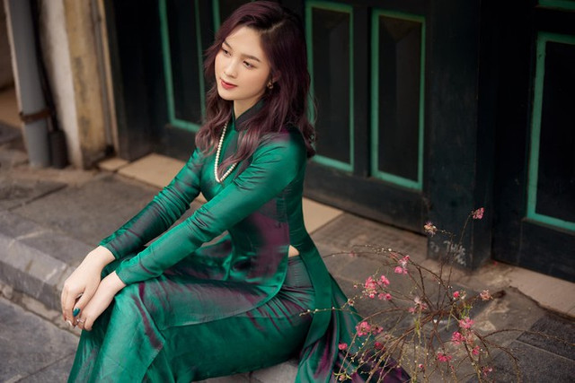 Hoa khôi Đại học Quốc gia Hà Nội duyên dáng trong tà áo dài xuống phố - Hình 9 Hoa khoi Dai hoc Quoc gia Ha Noi duyen dang trong ta ao dai xuong pho-Hinh-9