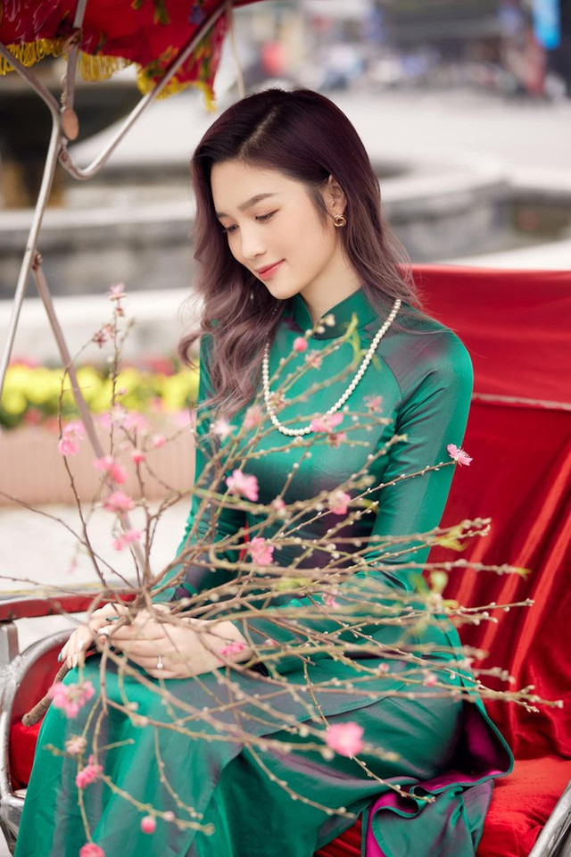 Hoa khôi Đại học Quốc gia Hà Nội duyên dáng trong tà áo dài xuống phố - Hình 10 Hoa khoi Dai hoc Quoc gia Ha Noi duyen dang trong ta ao dai xuong pho-Hinh-10