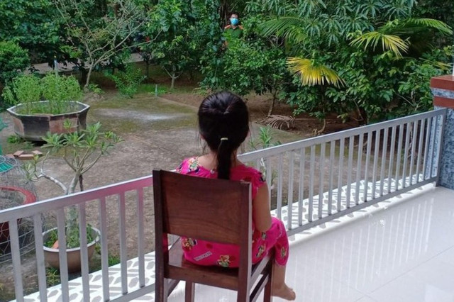 Chiến sĩ công an chỉ dám nhìn con từ xa khi về thăm nhà Chien si cong an chi dam nhin con tu xa khi ve tham nha