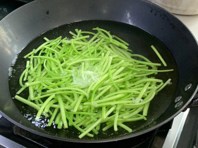 Đừng chỉ ăn lá, cọng của loại rau này đại bổ, giúp nhuận tràng - Hình 5 Dung chi an la, cong cua loai rau nay dai bo, giup nhuan trang-Hinh-5