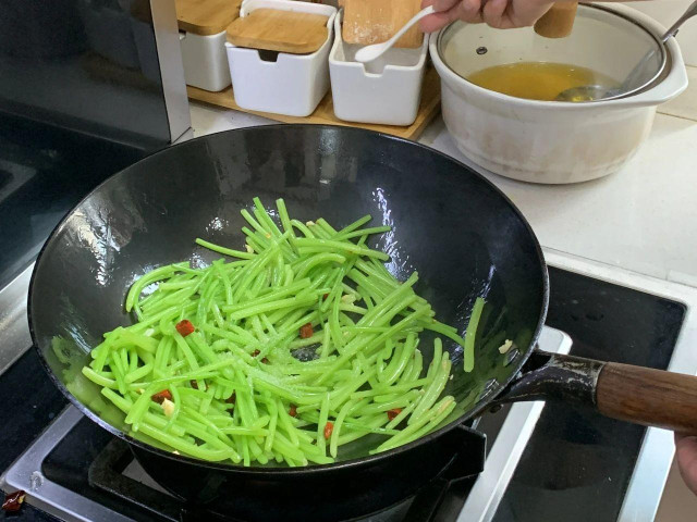 Đừng chỉ ăn lá, cọng của loại rau này đại bổ, giúp nhuận tràng - Hình 8 Dung chi an la, cong cua loai rau nay dai bo, giup nhuan trang-Hinh-8