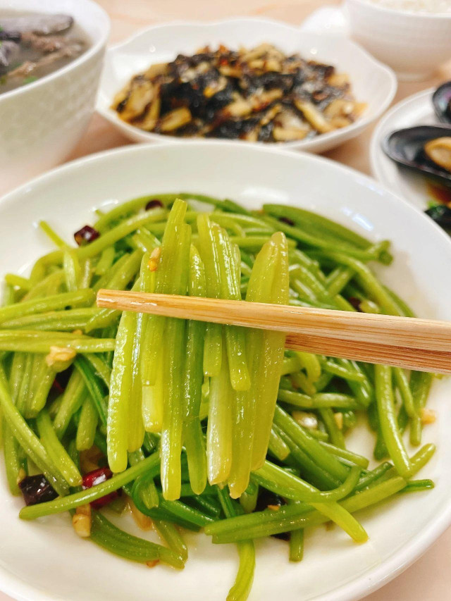 Đừng chỉ ăn lá, cọng của loại rau này đại bổ, giúp nhuận tràng - Hình 2 Dung chi an la, cong cua loai rau nay dai bo, giup nhuan trang-Hinh-2