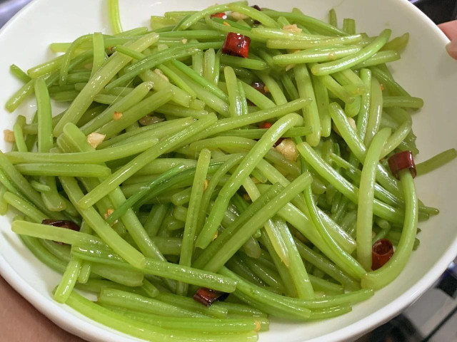 Đừng chỉ ăn lá, cọng của loại rau này đại bổ, giúp nhuận tràng - Hình 9 Dung chi an la, cong cua loai rau nay dai bo, giup nhuan trang-Hinh-9