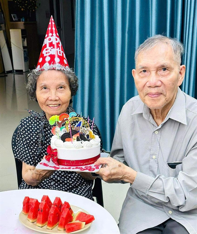 Đôi vợ chồng già vào viện dưỡng lão, sống vui vẻ bình yên Doi vo chong gia vao vien duong lao, song vui ve binh yen