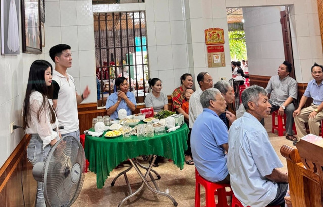 Yêu qua mạng 4 năm, cặp đôi vừa gặp đã làm lễ dạm ngõ - Hình 3 Yeu qua mang 4 nam, cap doi vua gap da lam le dam ngo-Hinh-3