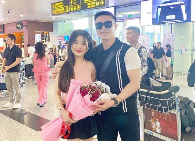 Yêu qua mạng 4 năm, cặp đôi vừa gặp đã làm lễ dạm ngõ Yeu qua mang 4 nam, cap doi vua gap da lam le dam ngo