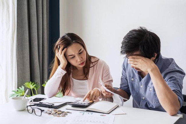 Thấy vợ mang xe đi bán, chồng nổi cơn thịnh nộ nhưng đành câm lặng Thay vo mang xe di ban, chong noi con thinh no nhung danh cam lang